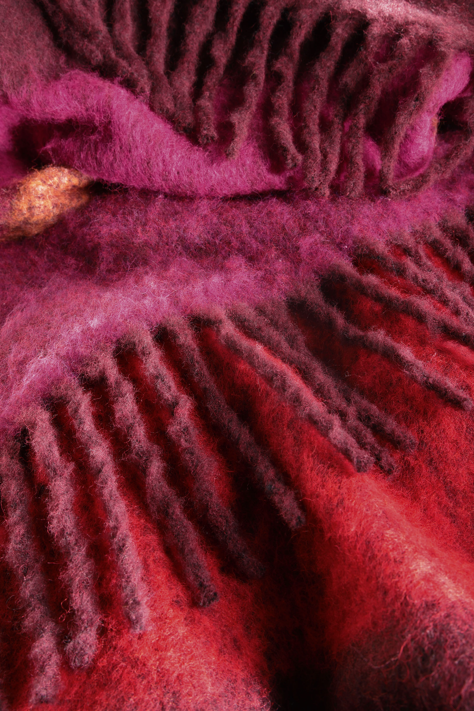 Fransenplaid Mohair Look Crimson Nahaufnahme Fransen