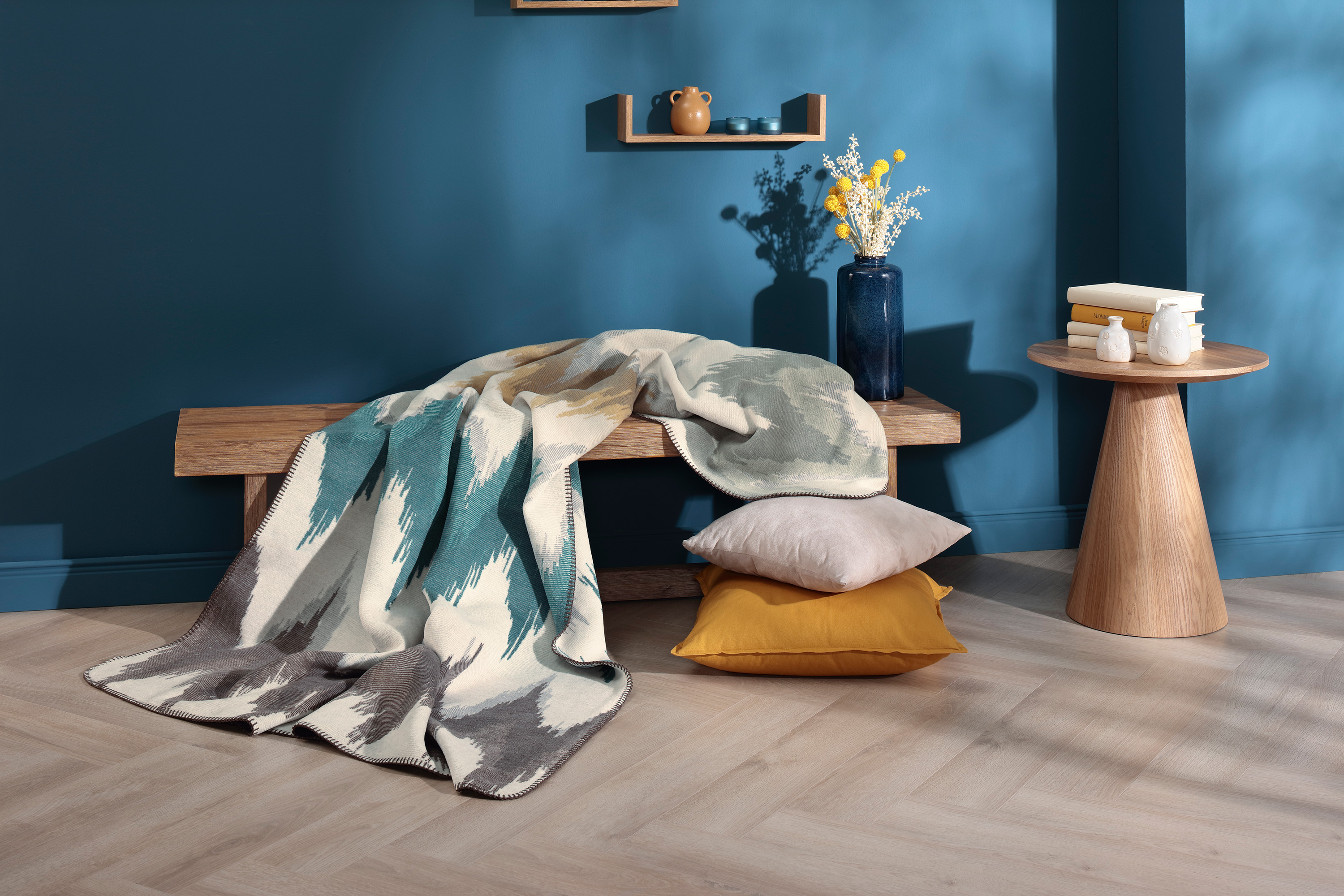 Kuscheldecke Aurora Lines Milieubild Querformat
