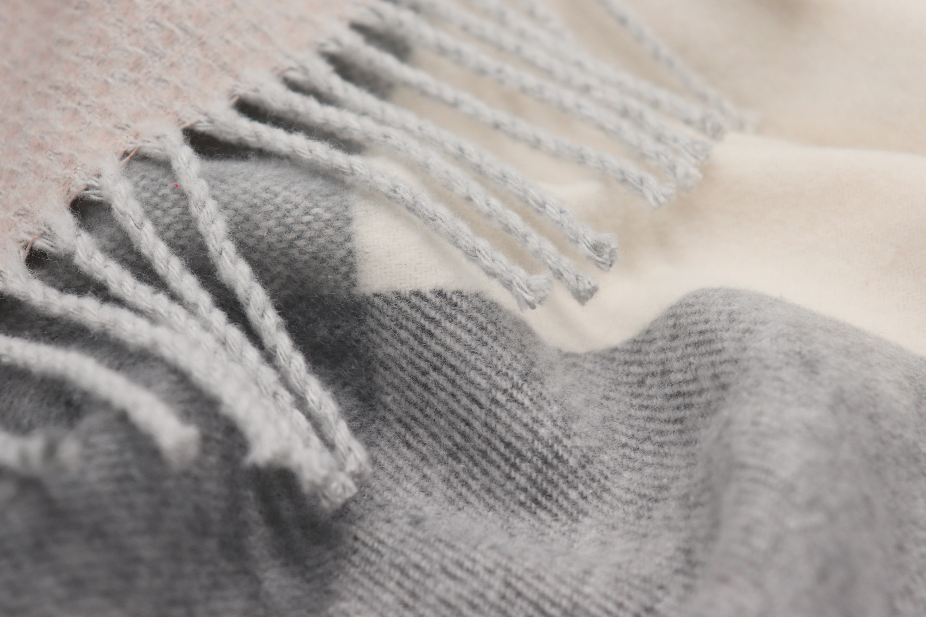 Fransenplaid Desire grey Nahaufnahme Flor
