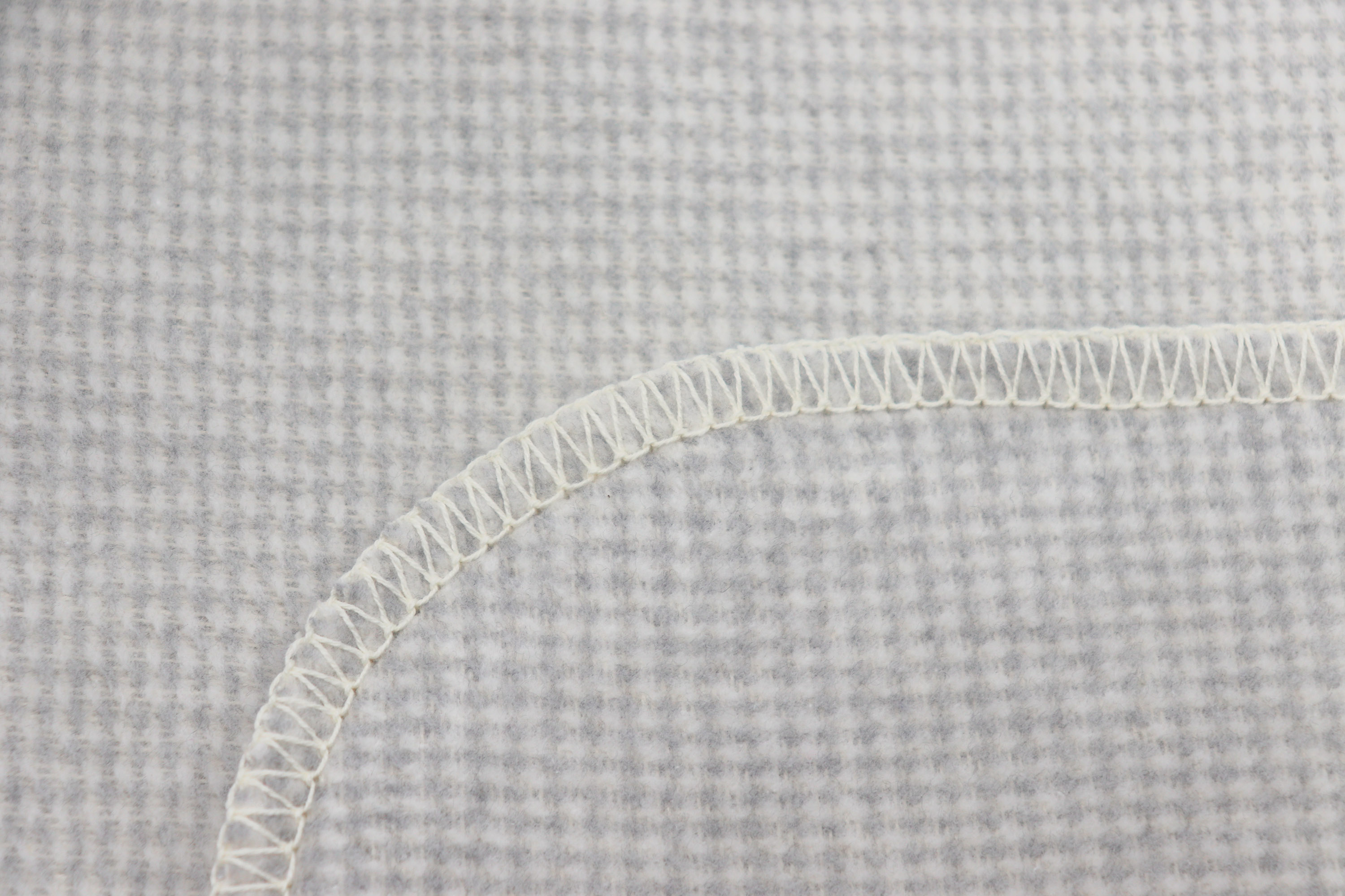 Kuscheldecke Pearl grey Nahaufnahme Einfassung