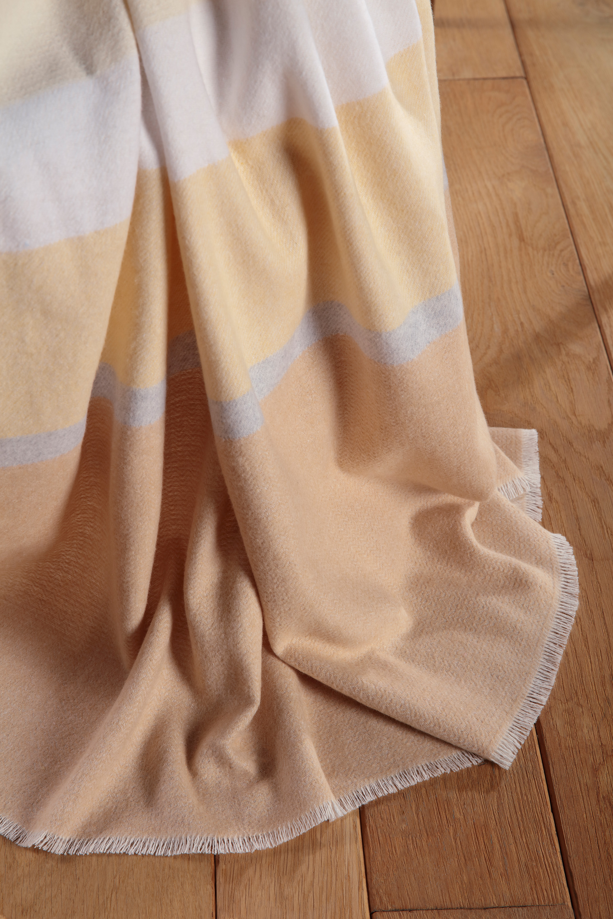 Fransenplaid Sand Stripe Milieubild Nahaufnahme