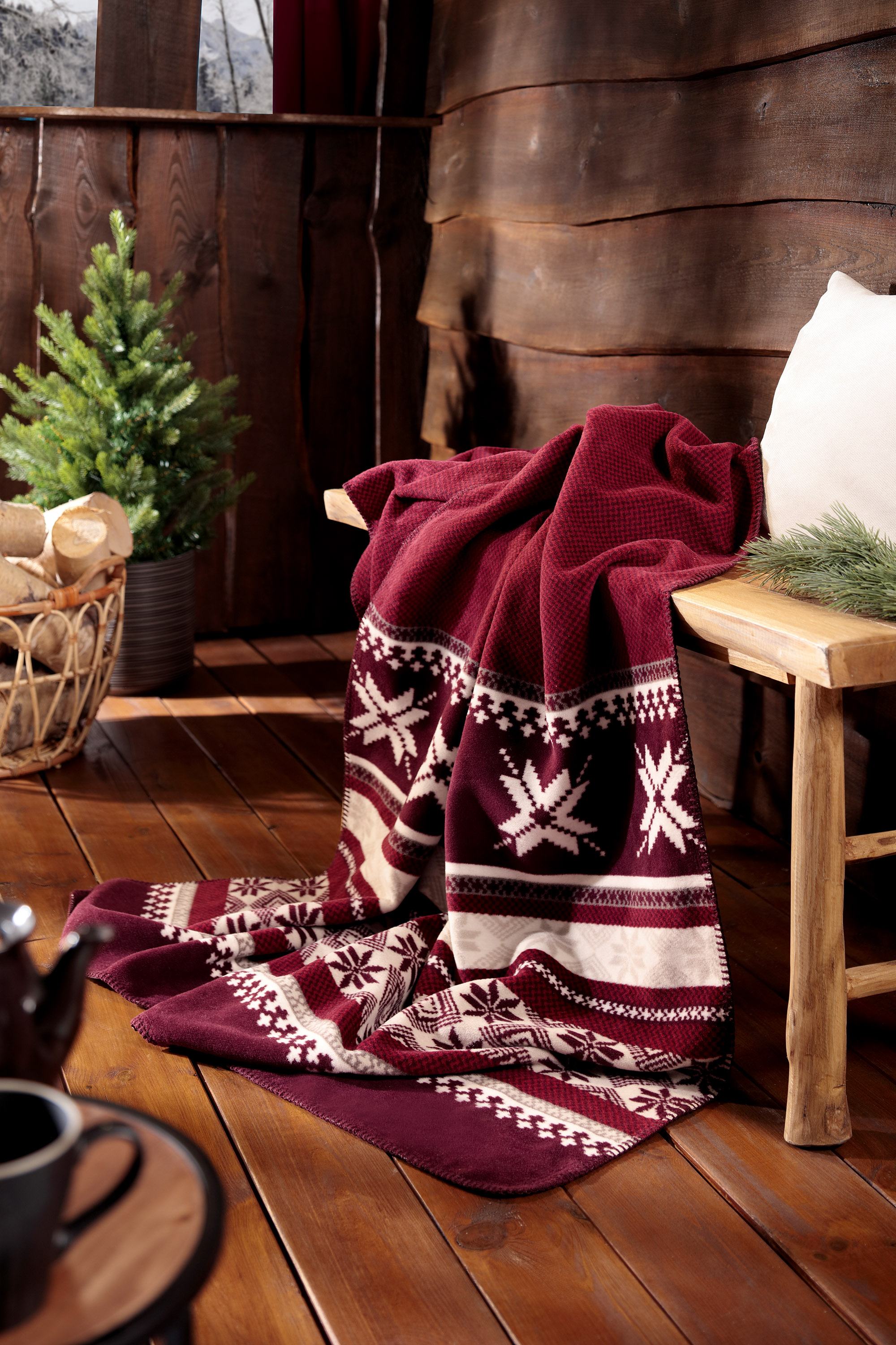 Wohndecke Nordic Know auf einer Sitzbank liegend