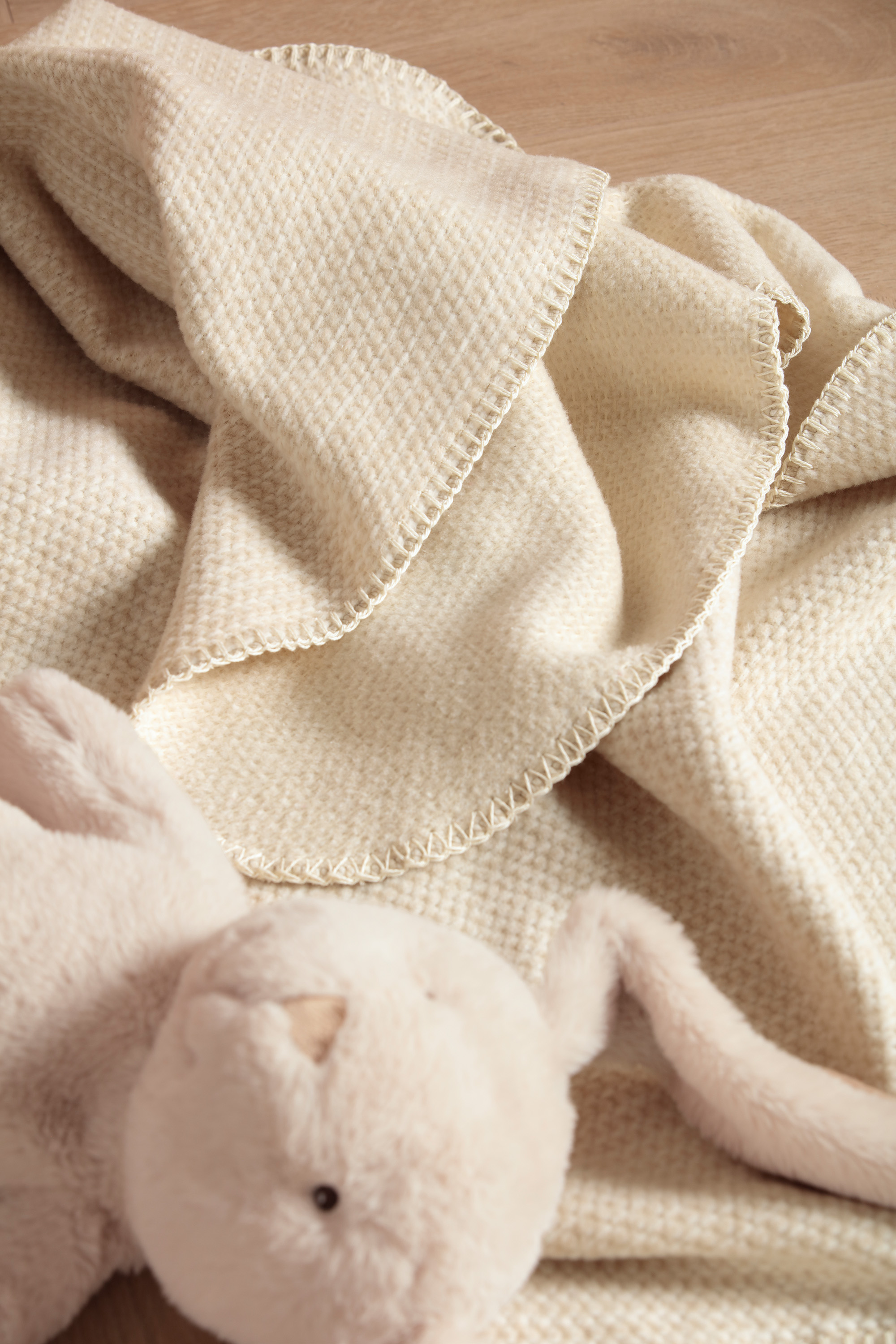 Babydecke Cotton nature mit Strukturmuster nature Milieuaufnahme zusammen mit Kuscheltier Nelly