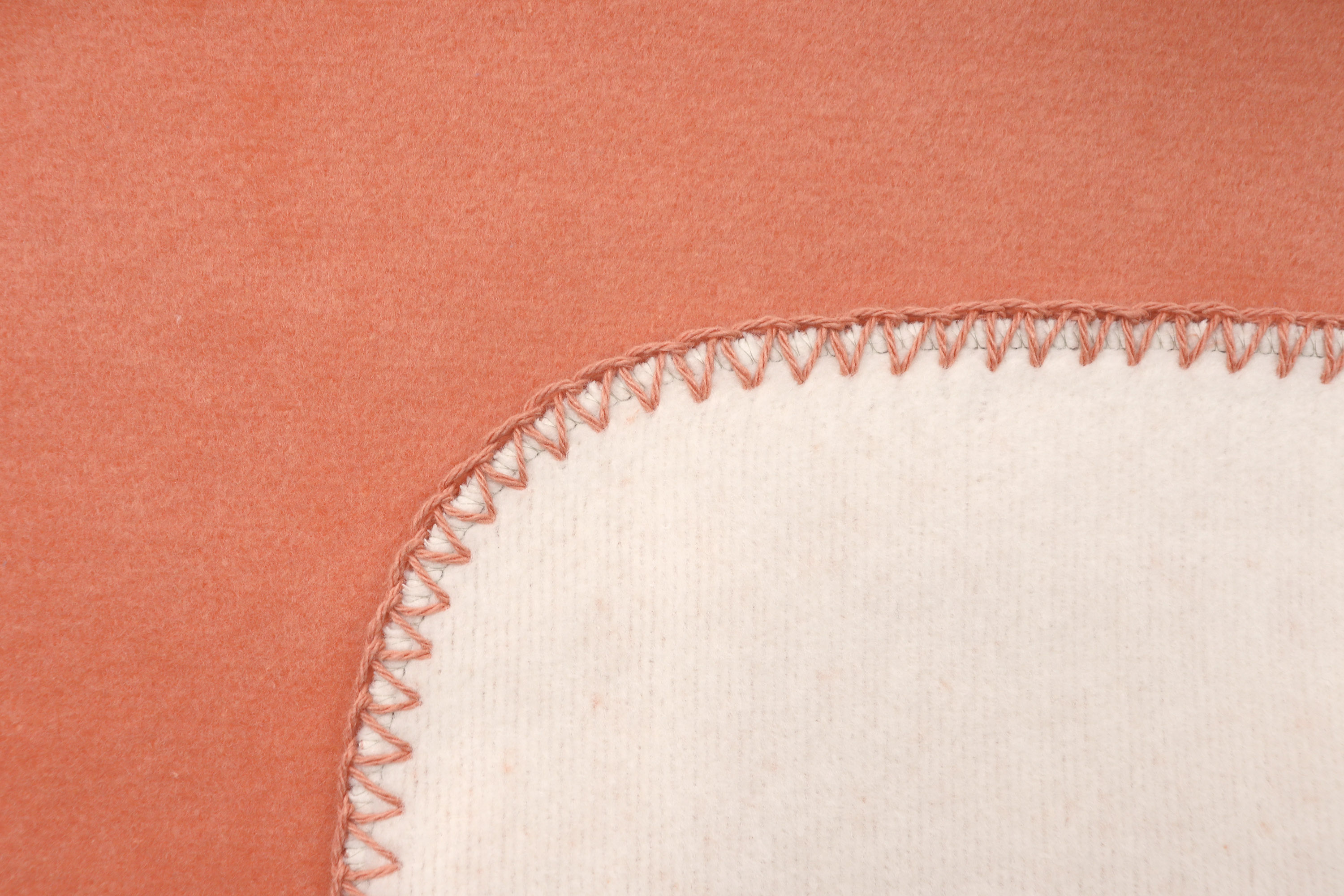 Wohn- und Kuscheldecke "Duo Cotton" Kuscheldecke Duo Cotton shrimp-ecru Nahaufnahme Einfassung