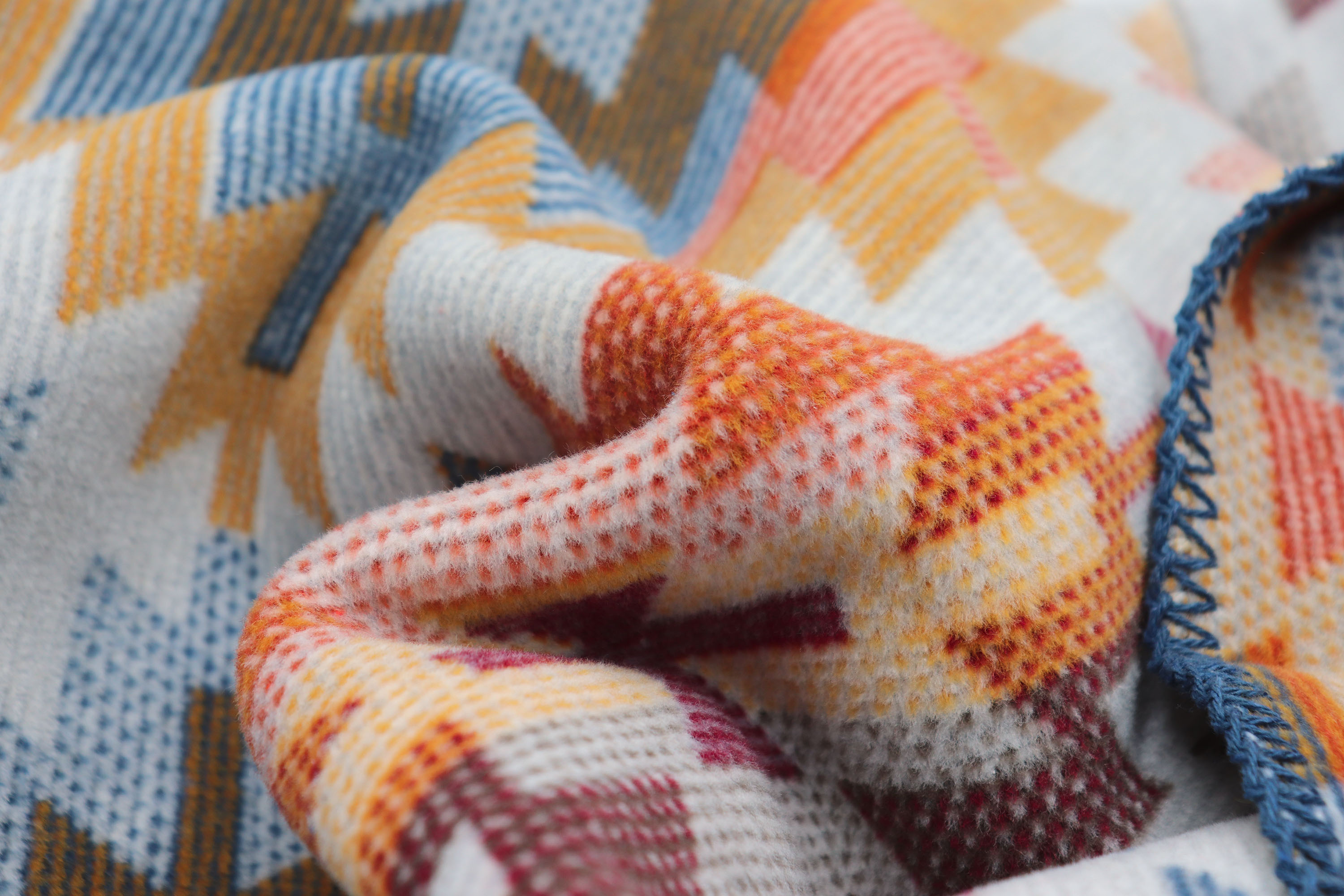 bunte Kuscheldecke "Nomad Light" im Ethno Stil - Detailaufnahme Flor