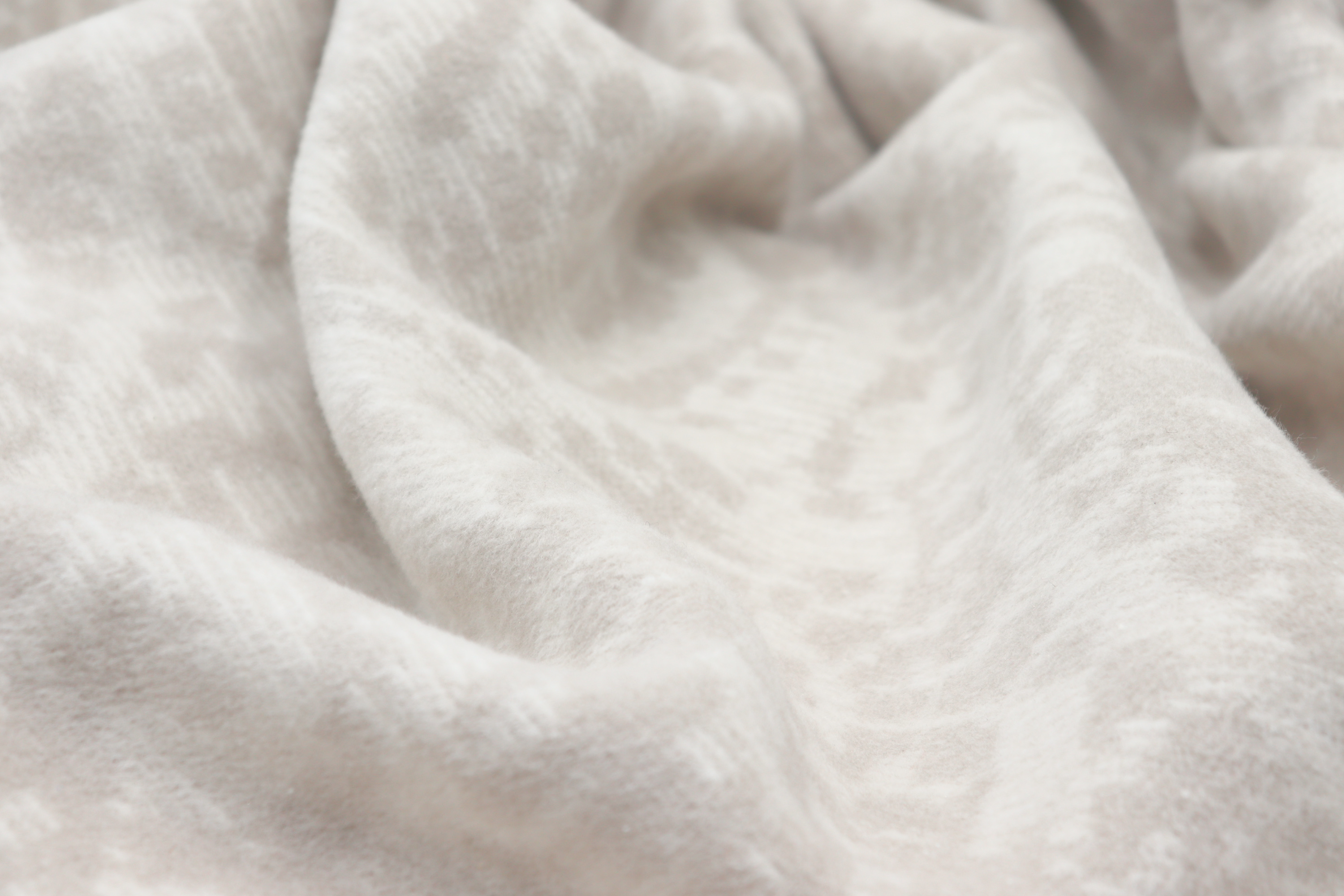 beige Wohndecke "Swinging Paisley" in 150x200 cm - Detailaufnahme Flor