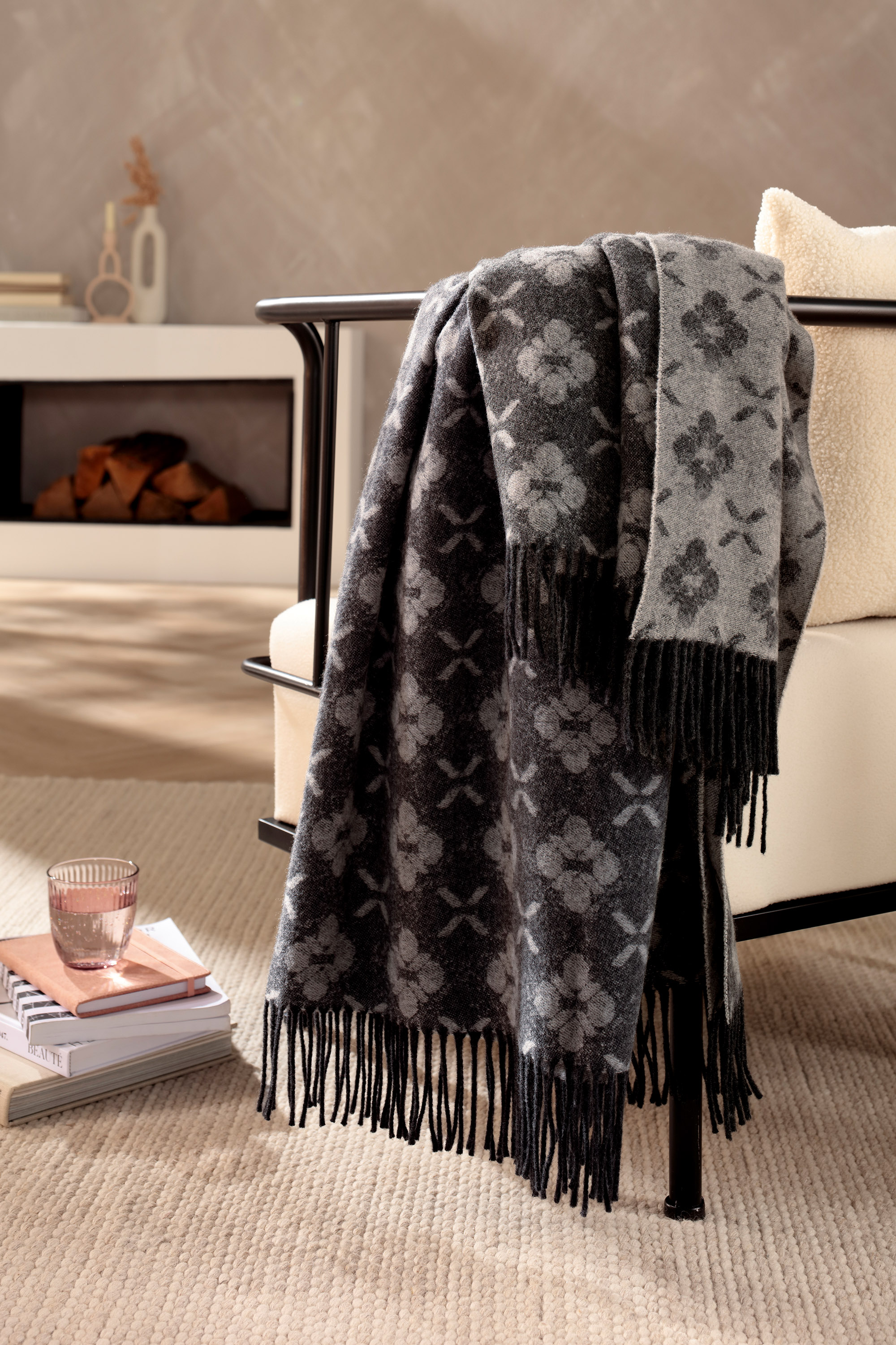 Fransenplaid Primo Anthrazit über Sofa gelegt