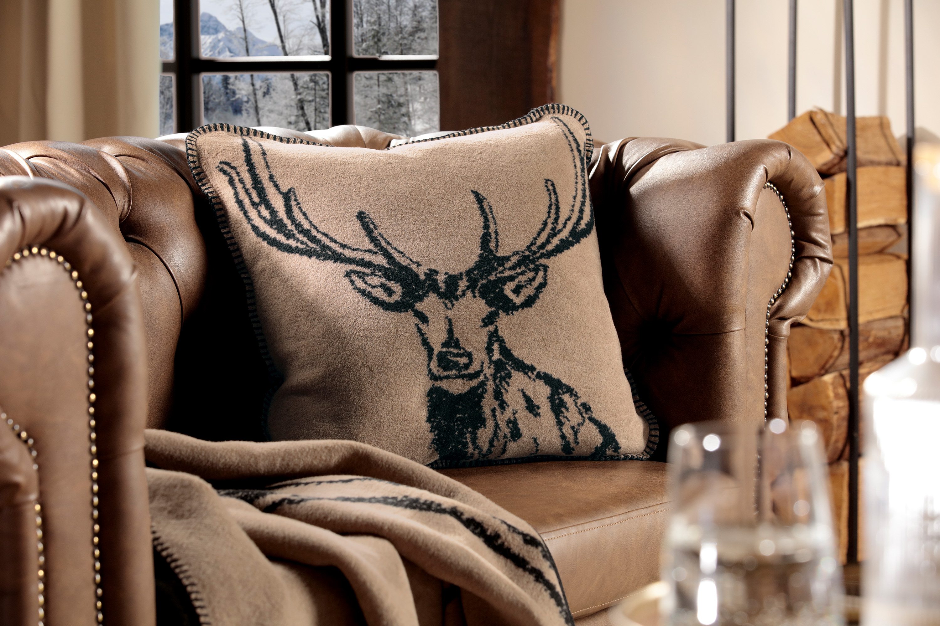 Kissen Deer mit passender Kuscheldecke Milieubild